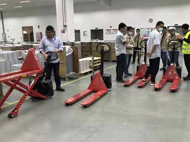 電動高升程搬運車交付使用，感謝廠家羅總親自跟客戶講解操作方法！